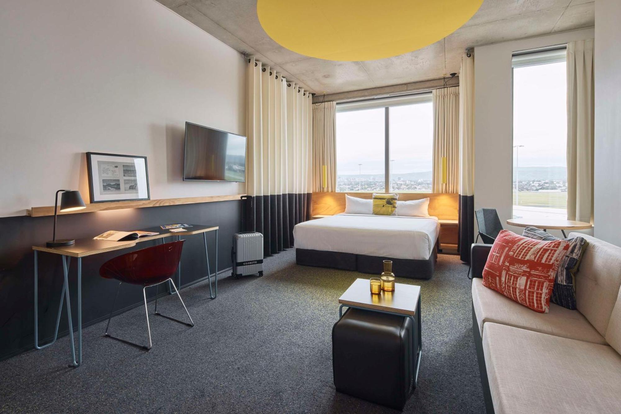 Corner King Room City View